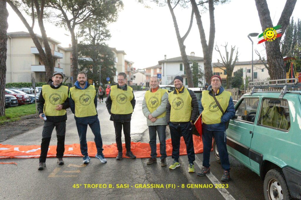 Volontari del Gruppo Podistico della Fratellanza Popolare di Grassina all'opera