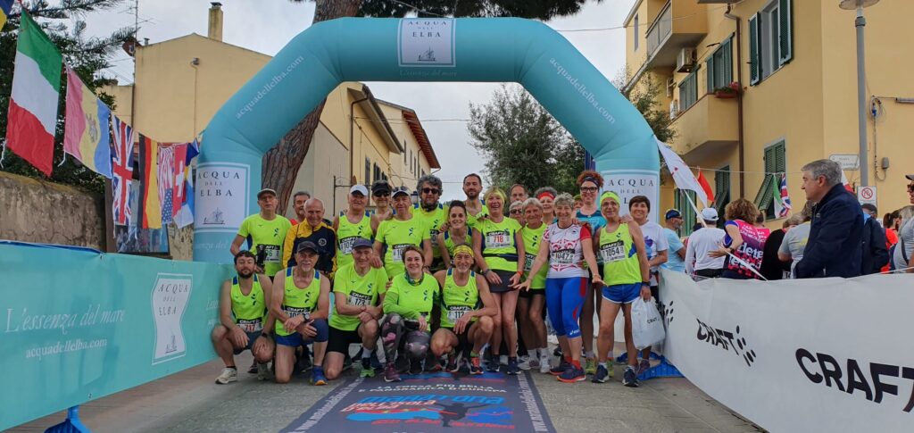 Foto di gruppo dei podisti della Fratellanza Popolare di Grassina alla partenza della Maratona dell'Isola d'Elba